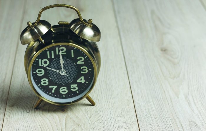 clock pointing to 10pm